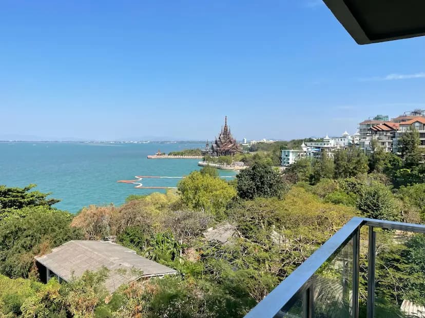 Lively Pattaya beach